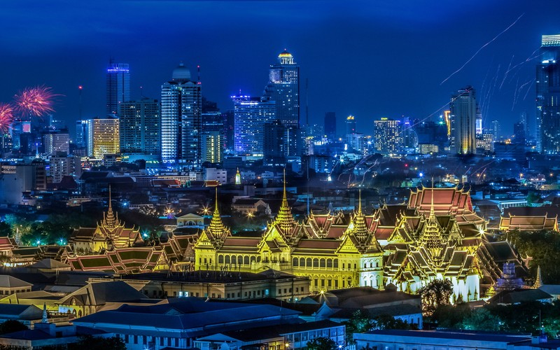 Вид на город с множеством зданий и фейерверками (бангкок, bangkok, кuala lumpur, город, городской пейзаж)