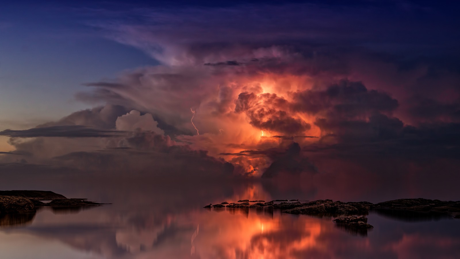 Un gros plan d'un grand nuage avec un éclair dans le ciel (tempête, orage, nuage, nature, crépuscule)