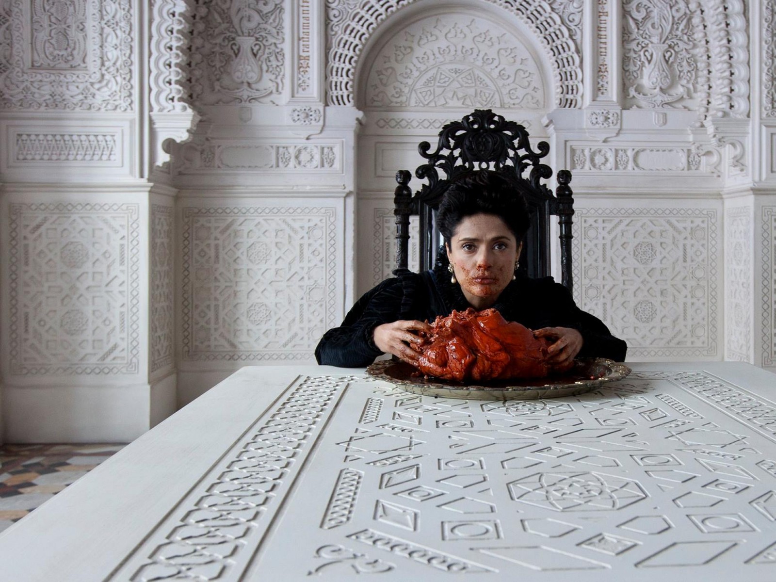 Une femme est assise à une table avec une assiette de nourriture (conte de fées, réalisateur, revêtement de sol, horreur, cannes)