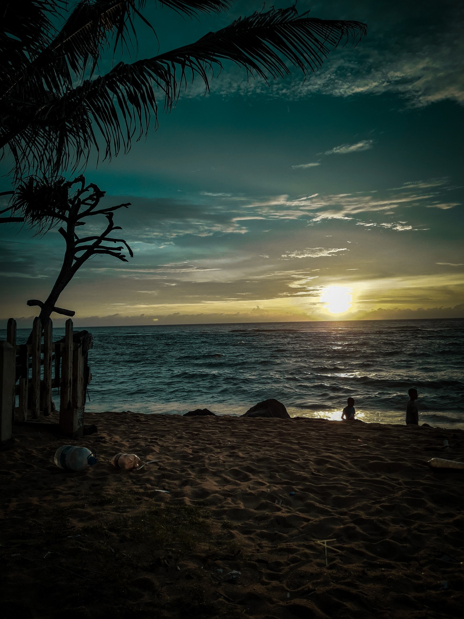 Há um banco de madeira na praia perto do oceano (sri lanka, viagem)