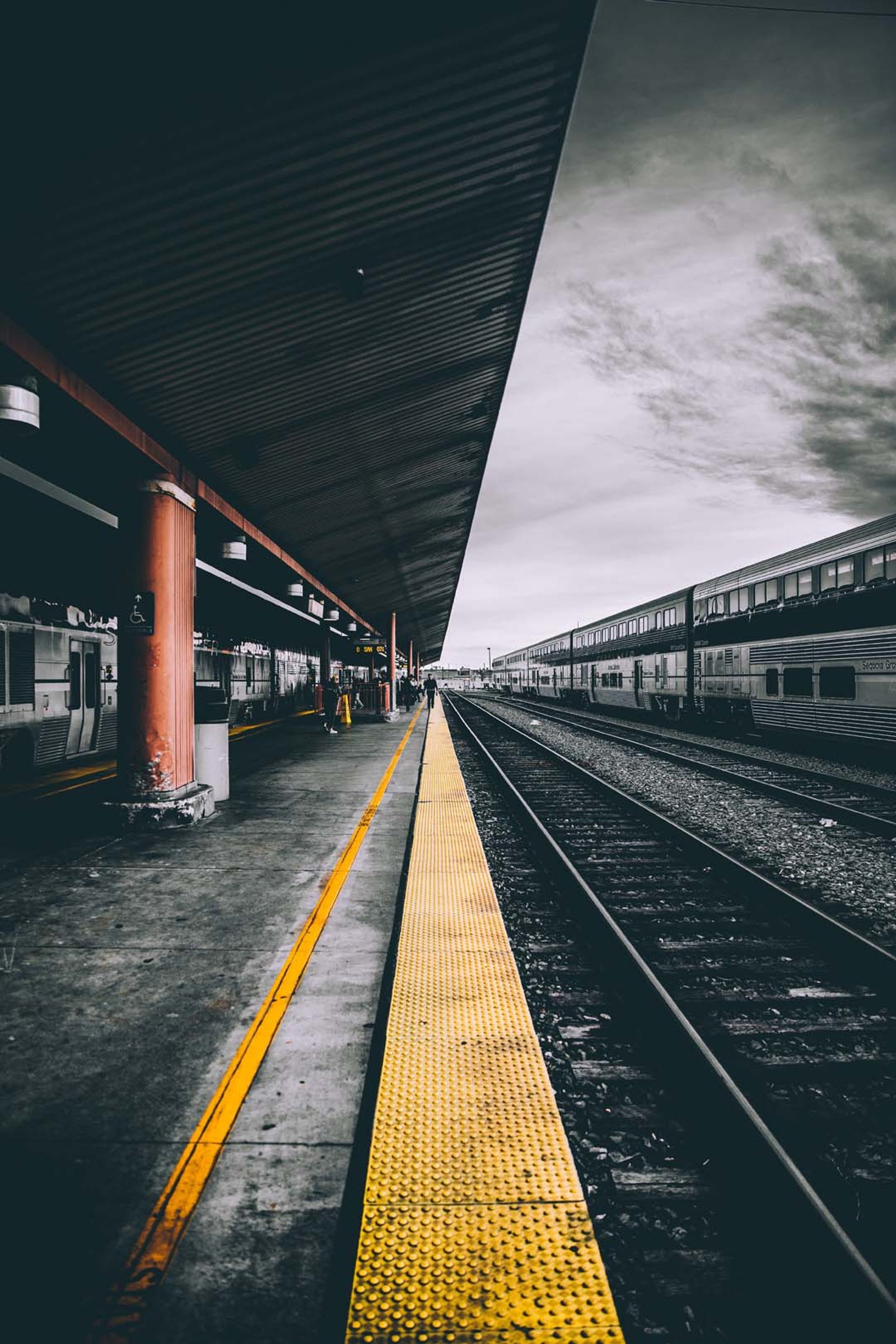 Hay un tren estacionado en la estación esperando pasajeros (negro, profundo, vida, nuevo, nueva york)