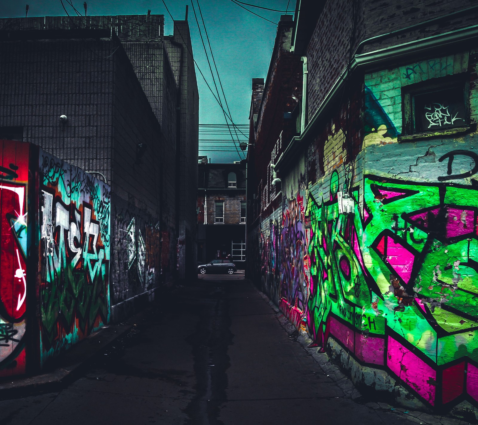 Beco coberto de graffiti com uma pessoa caminhando pela rua (arte, obra de arte, bronx, canadá, cidade)