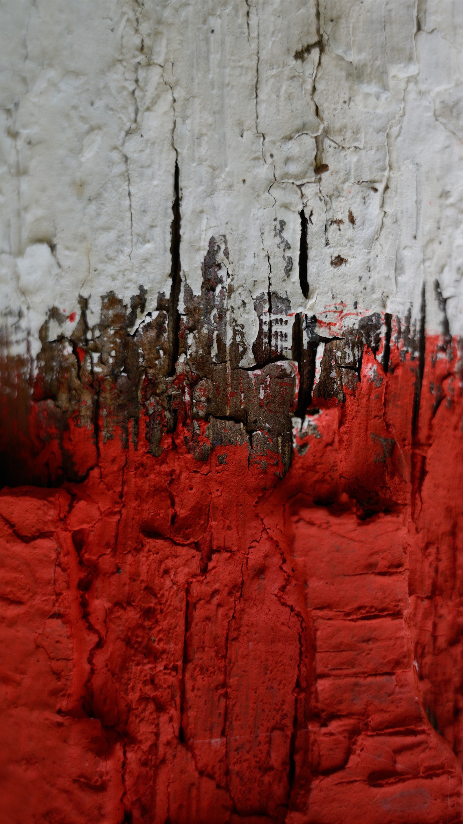 Peinture rouge sur un mur blanc avec une bande rouge (abstrait, art, peinture, bois)