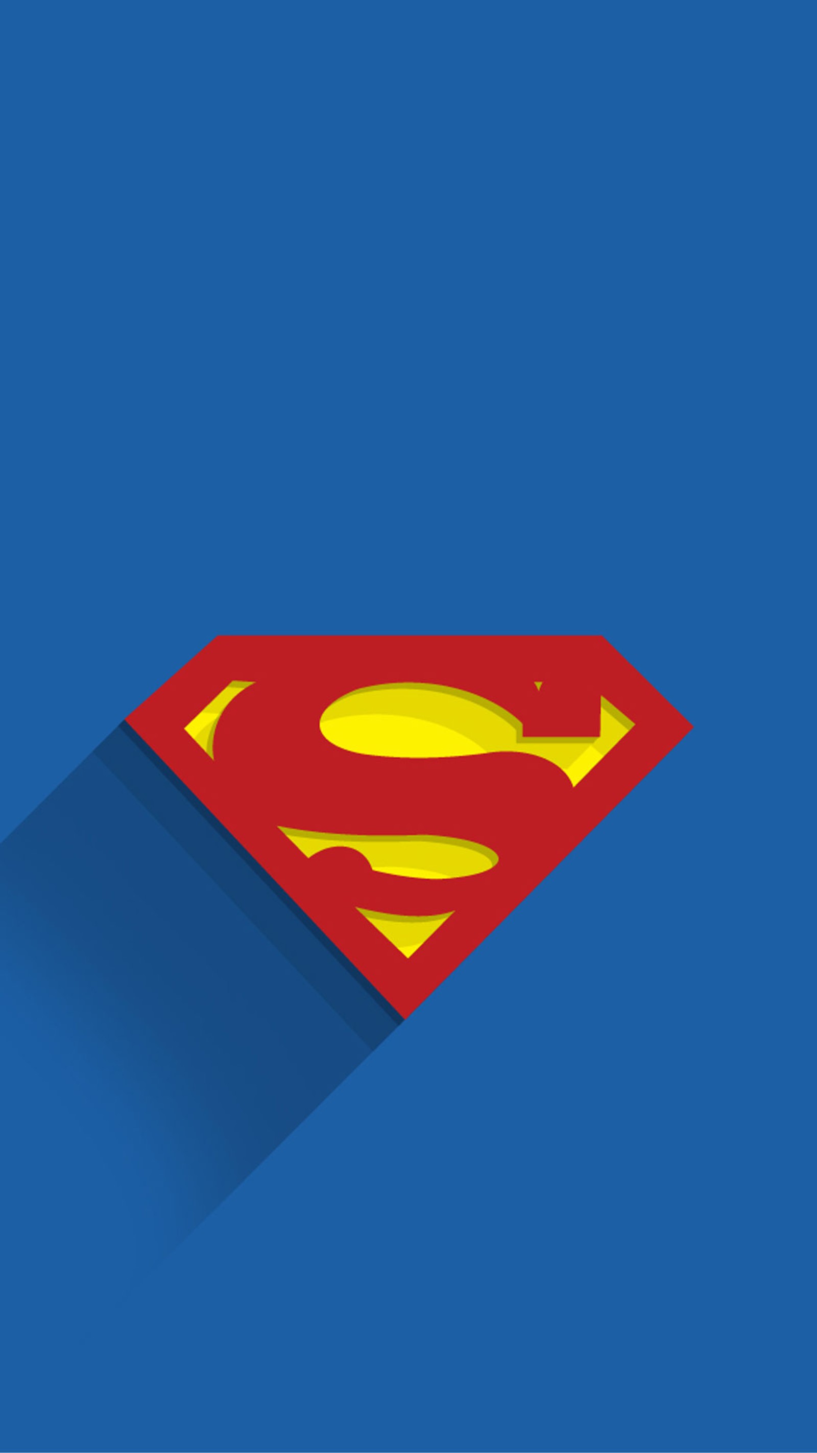 Un primer plano del logo de superman en un fondo azul (cómics, películas, superman)