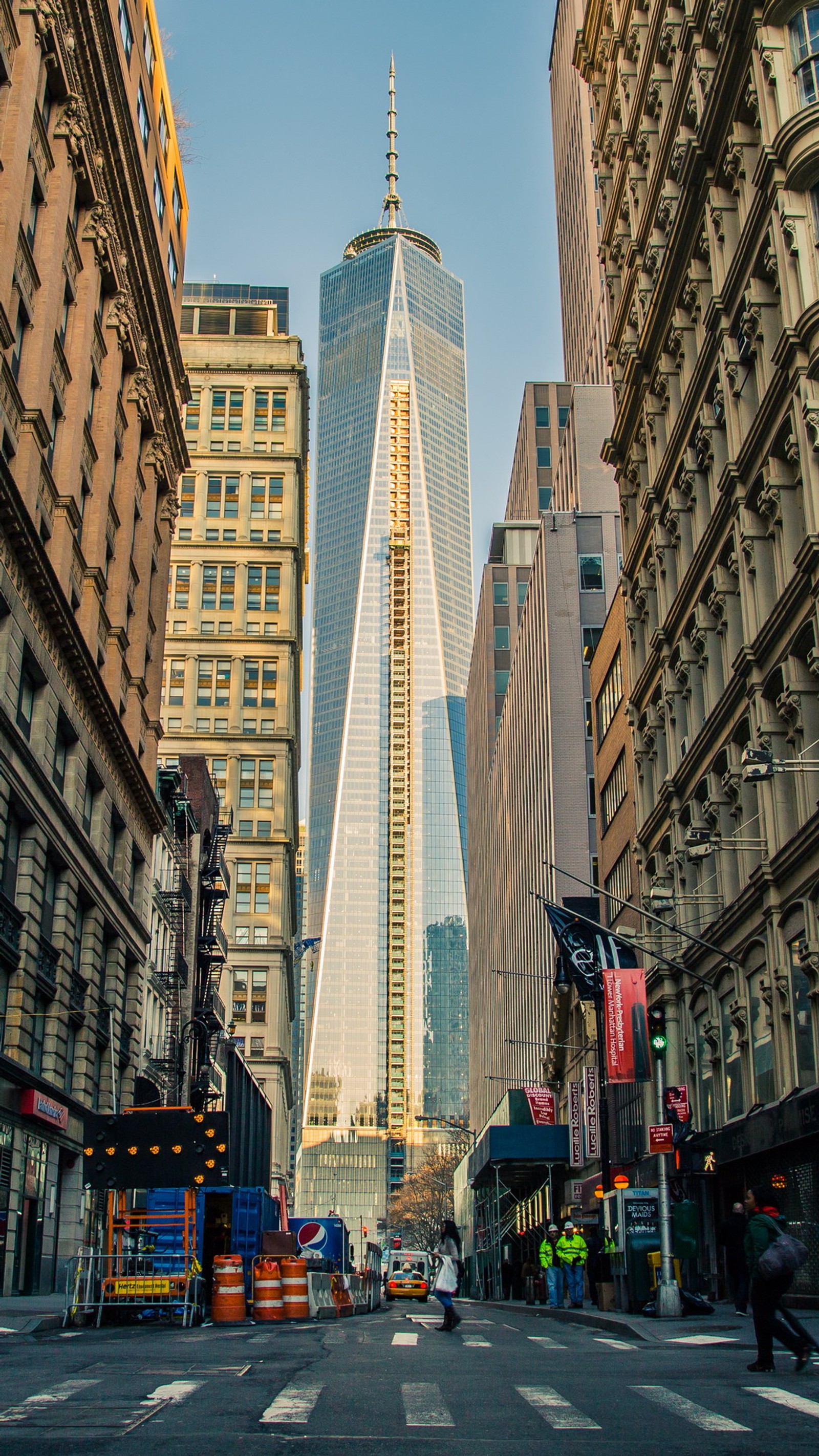 Vista de una calle de la ciudad con edificios altos y un semáforo (ciudad, graduado)