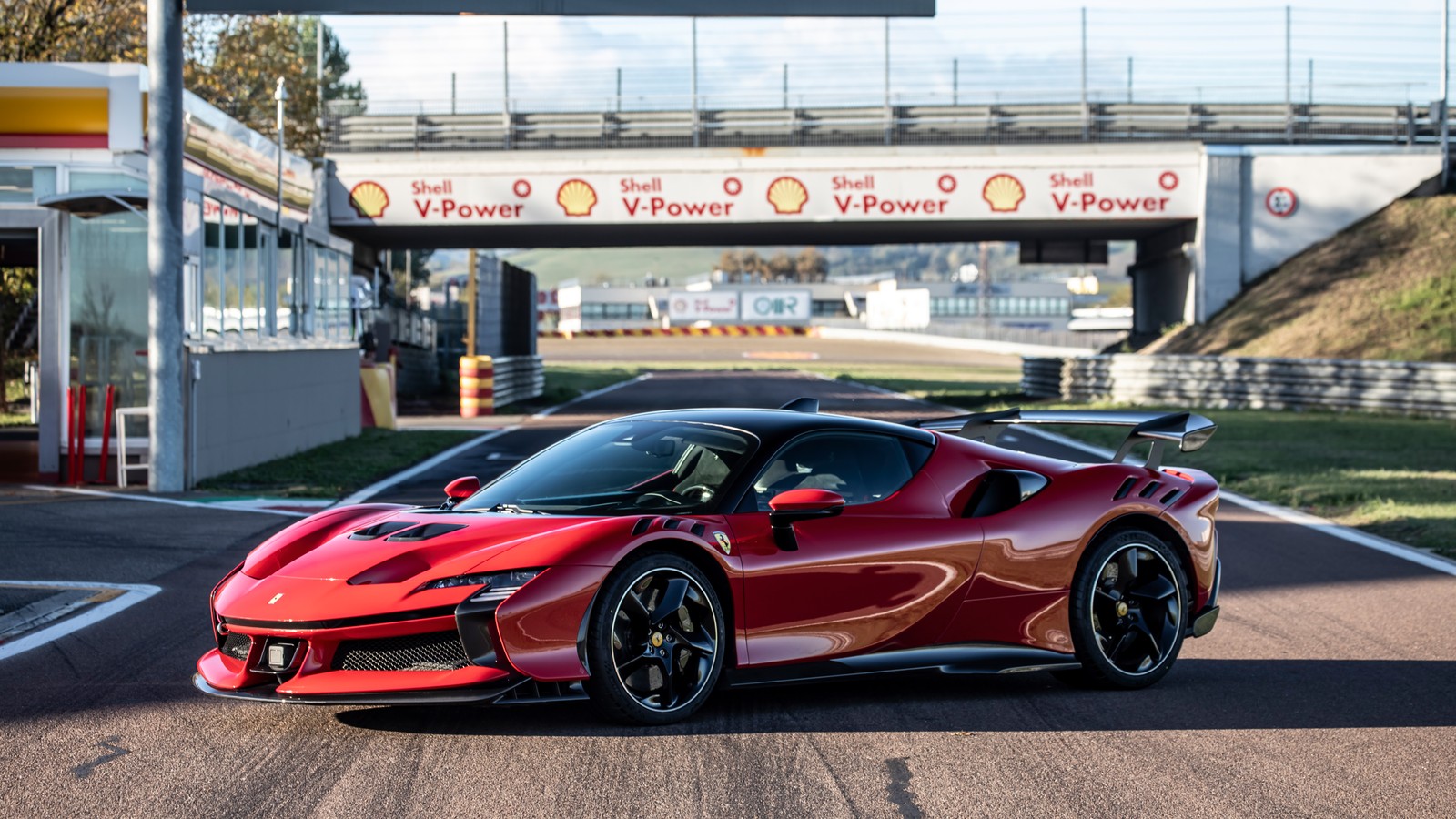 Une voiture de sport ferrari rouge roulant sur une piste de course (ferrari sf90 xx stradale, piste de course, hypercar hybride, 5k, 8k)