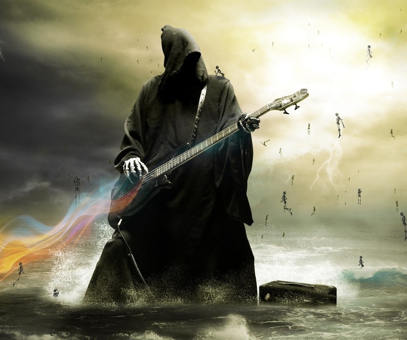 Uma imagem editada de um homem com capuz tocando violão (nuvens, morte, metal, música, chuva)