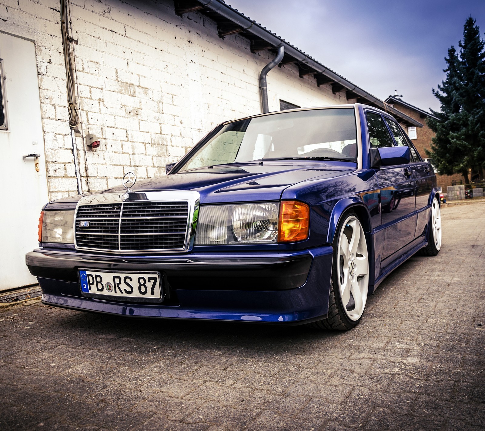 Um mercedes azul desordenado (amg, carro, benz, clássico, mb)