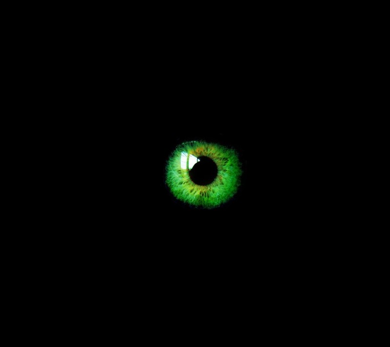 Un primer plano de un ojo verde en la oscuridad (arte, diseño)