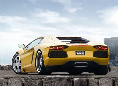 Lamborghini Aventador jaune sur une route pittoresque, mettant en valeur un design épuré et une élégance sportive.