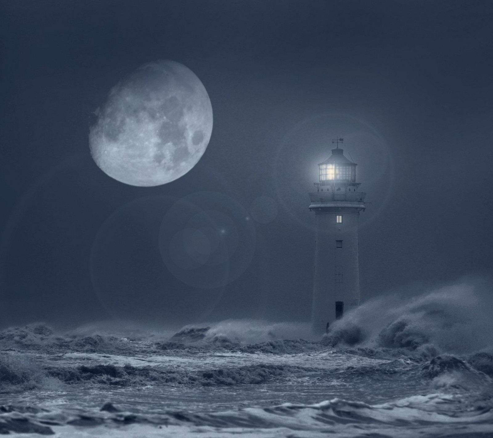 Gros plan d'un phare par une nuit orageuse avec une pleine lune (balise, lumière, phare, lune, nuit)