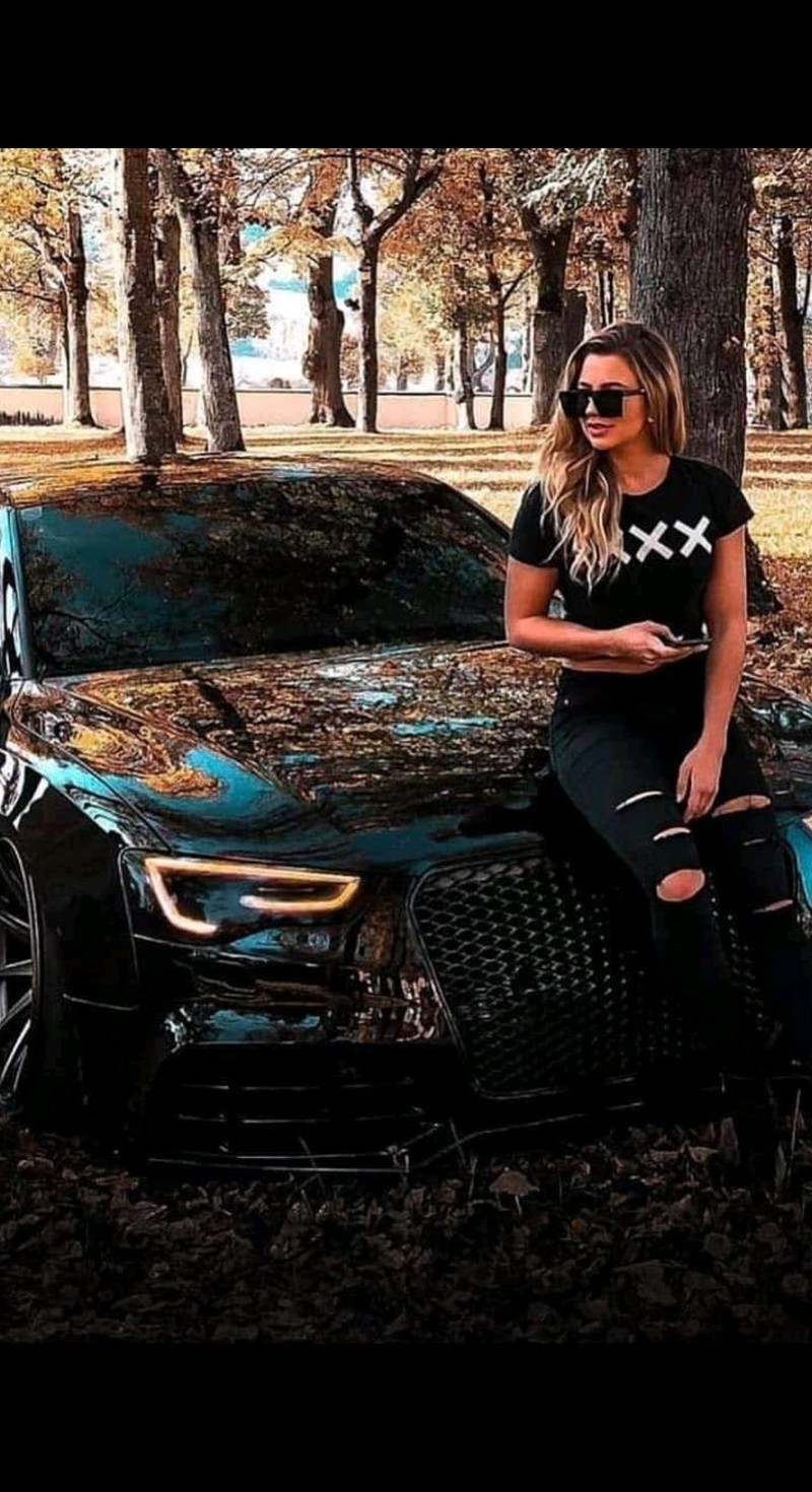 Арафед, сидящий на машине в лесу с девушкой (audi s5, испытатель)