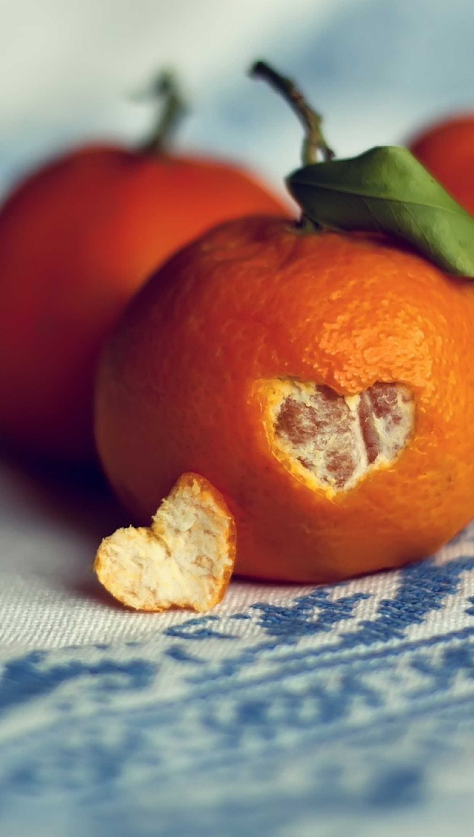 Trois oranges posées sur une table (clementines, cœur, amour)