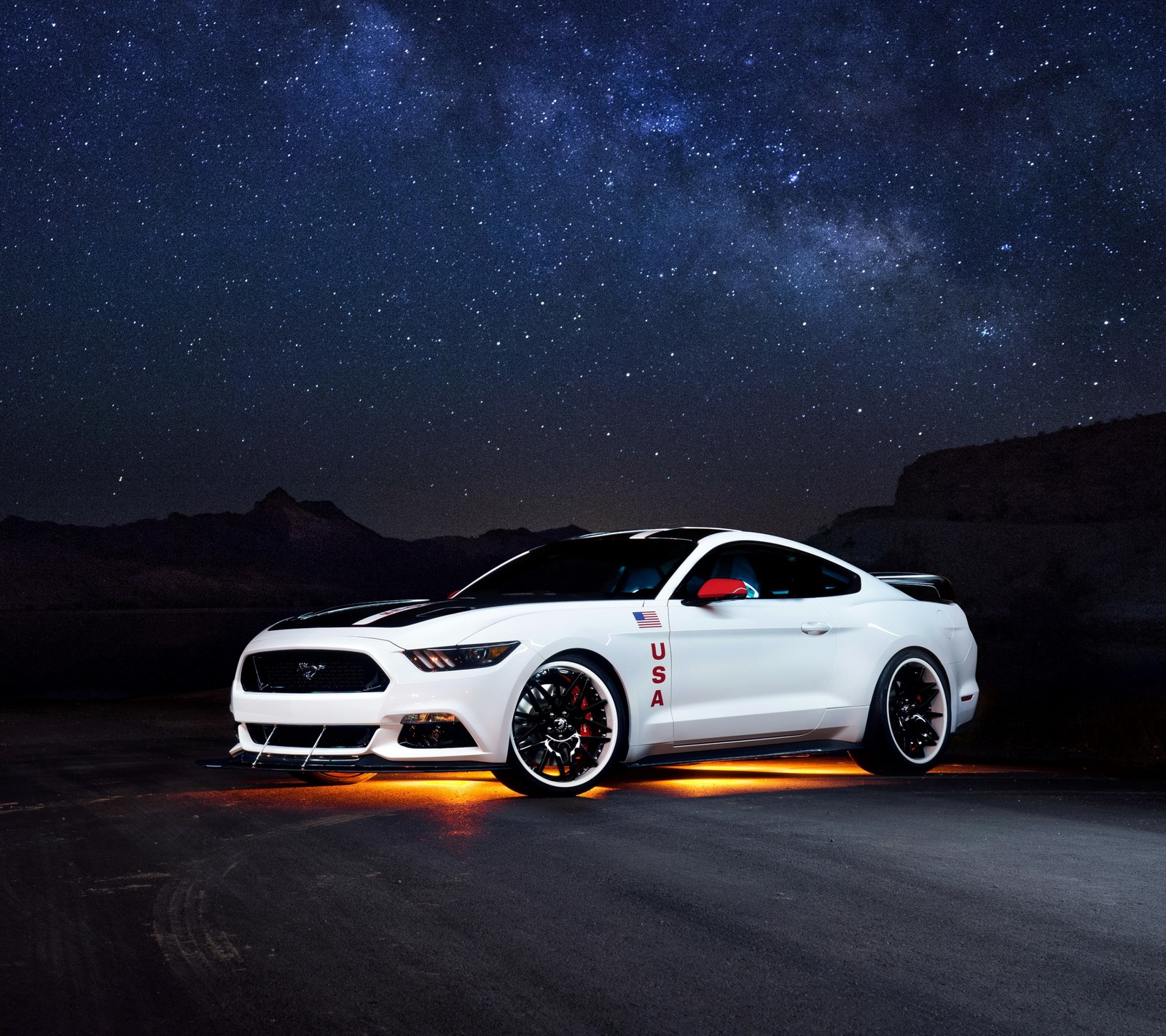 Un mustang blanc garé sur une route sous un ciel étoilé (ford, ford mustang, mustang, états unis, usa)