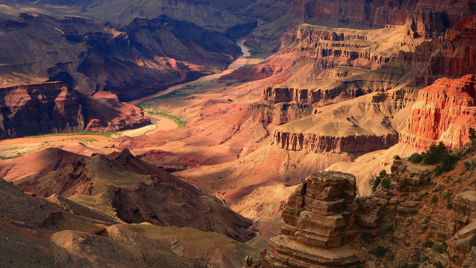 Vista aérea de um cânion com um rio correndo por ele (parque nacional do grand canyon, parque nacional de yosemite, cânion, parque, formas montanhosas)