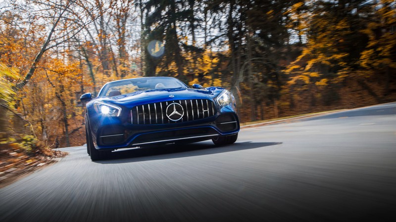 Mercedes amg gt едет по дороге в лесу (машина, спортивный автомобиль, роскошный автомобиль, mercedes amg, спортивная машина)