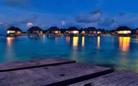 Reflejos del crepúsculo de un resort en Maldivas al anochecer