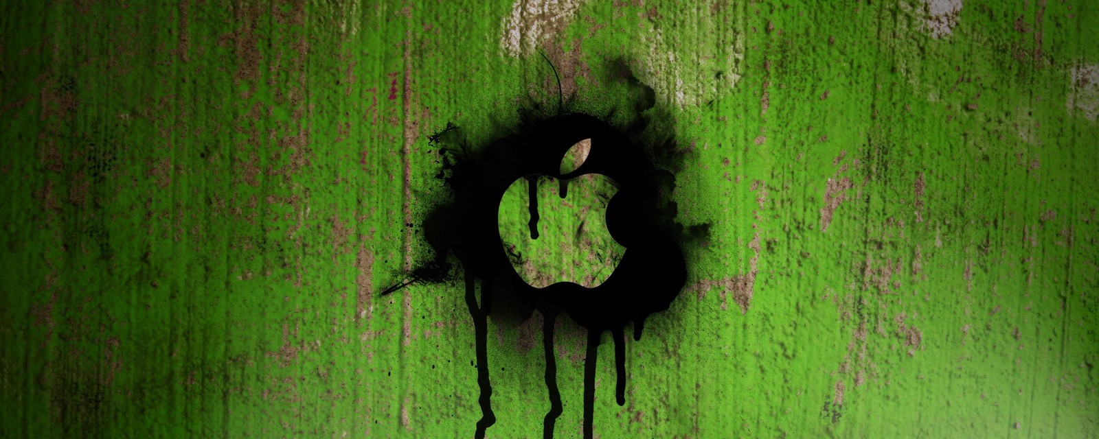 Nahaufnahme eines grünen apple-logos an einer holzwand (grün, gras, baum, pflanze, farben)