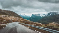 Estrada cênica de montanha através dos Dolomitas com céus nublados