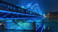 Puente iluminado Józef Piłsudski por la noche en Cracovia, Polonia