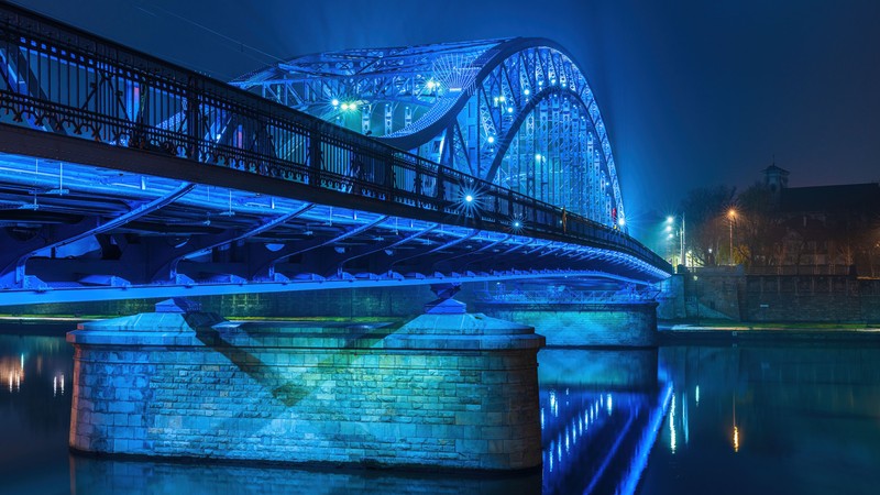 Крупный план моста с синим светом на нем (мост юзефа пилишудского, józef piłsudski bridge, польша, кразув, kraków)