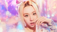 Chaeyoung de TWICE mostrando un look cautivador de la era del álbum "Taste of Love", rodeada de un fondo vibrante y soñador.