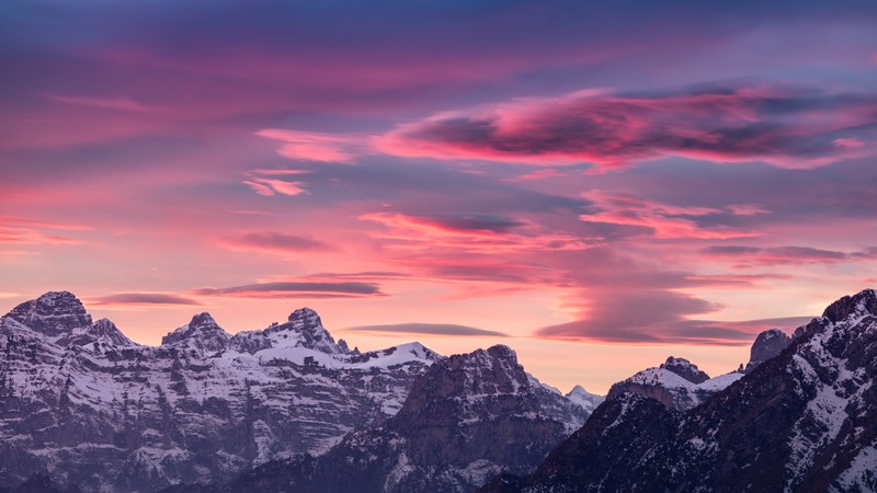 Вид на горный хребет с розовым небом на заднем плане (альпы, доломиты, dolomites, закат, сумерки)