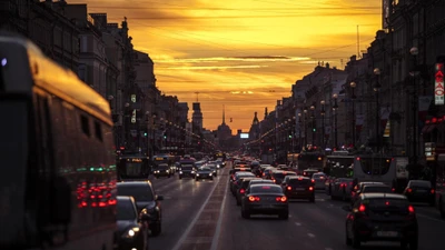 Städtischer Sonnenuntergangsverkehr in einer pulsierenden Metropole