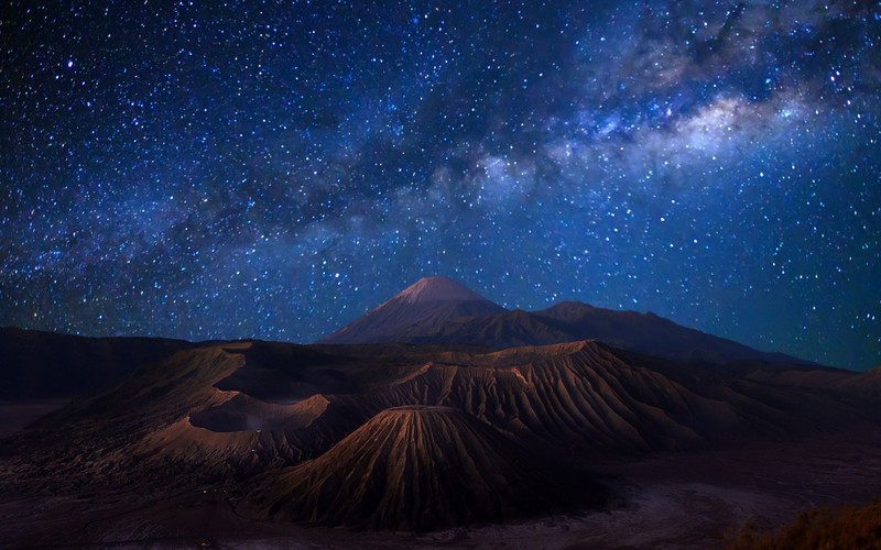 Вид на млечный путь и звезды над горами (млечный путь, гора бромо, mount bromo, вулкан, природа)