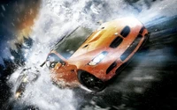 Scène de course dynamique avec une voiture de sport orange soulevant de la neige et de la glace, sur fond de paysage dramatique.