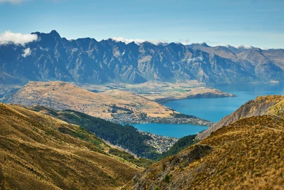 Aussichtspunkt auf die bergige Landschaft und den Seebezirk von Queenstown