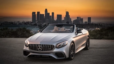 Mercedes-Benz S63 AMG Cabriolet avec la skyline de Los Angeles au coucher du soleil