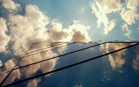 Reflet du gratte-ciel sous les nuages du matin et la lumière du soleil