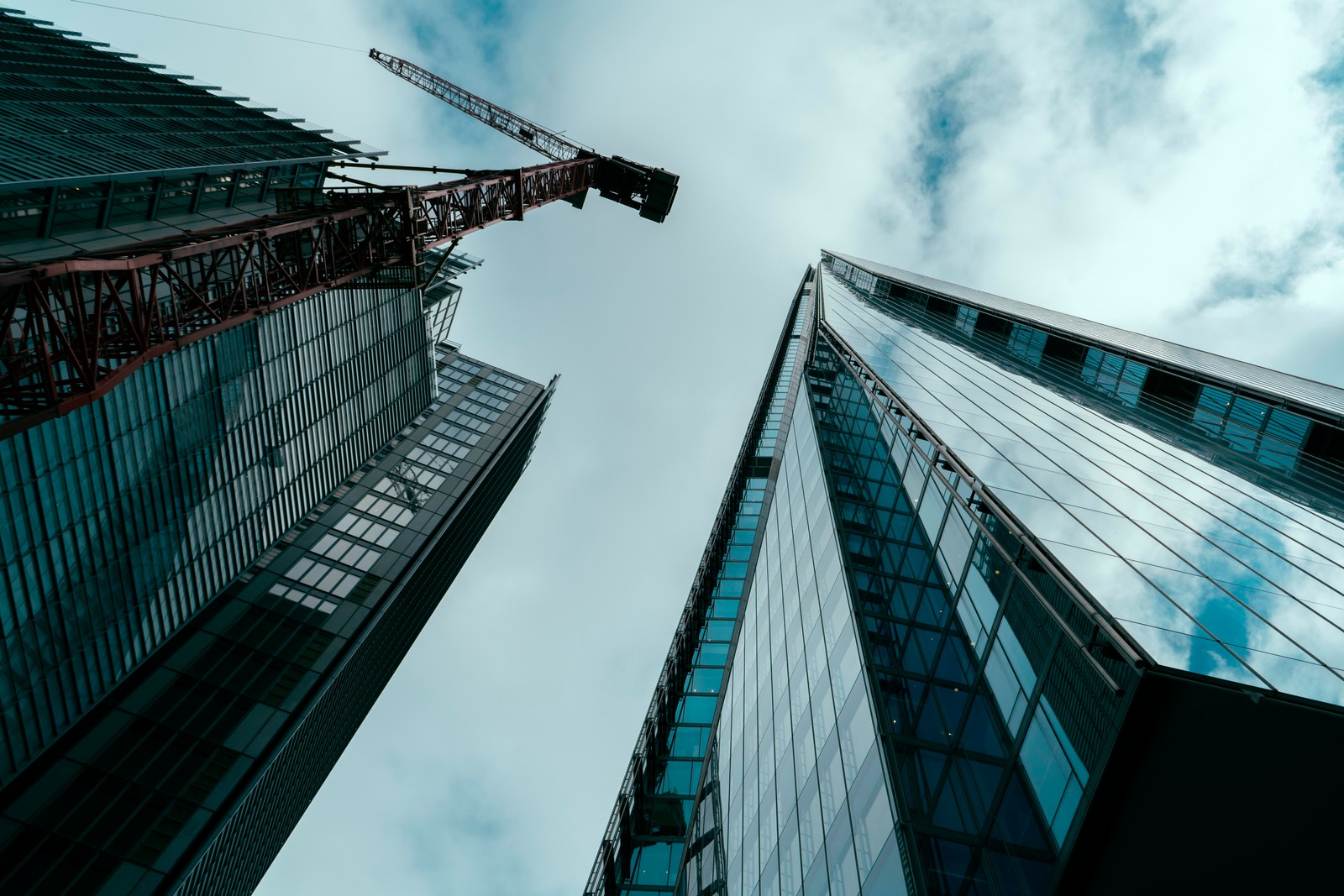 Grands bâtiments avec une grue au milieu (gratte ciel, nuage, bâtiment, journée, tour)