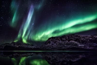 Encantadora aurora boreal sobre el sereno paisaje de Groenlandia