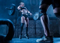 Entraînement dynamique de CrossFit dans un lieu sportif sombre