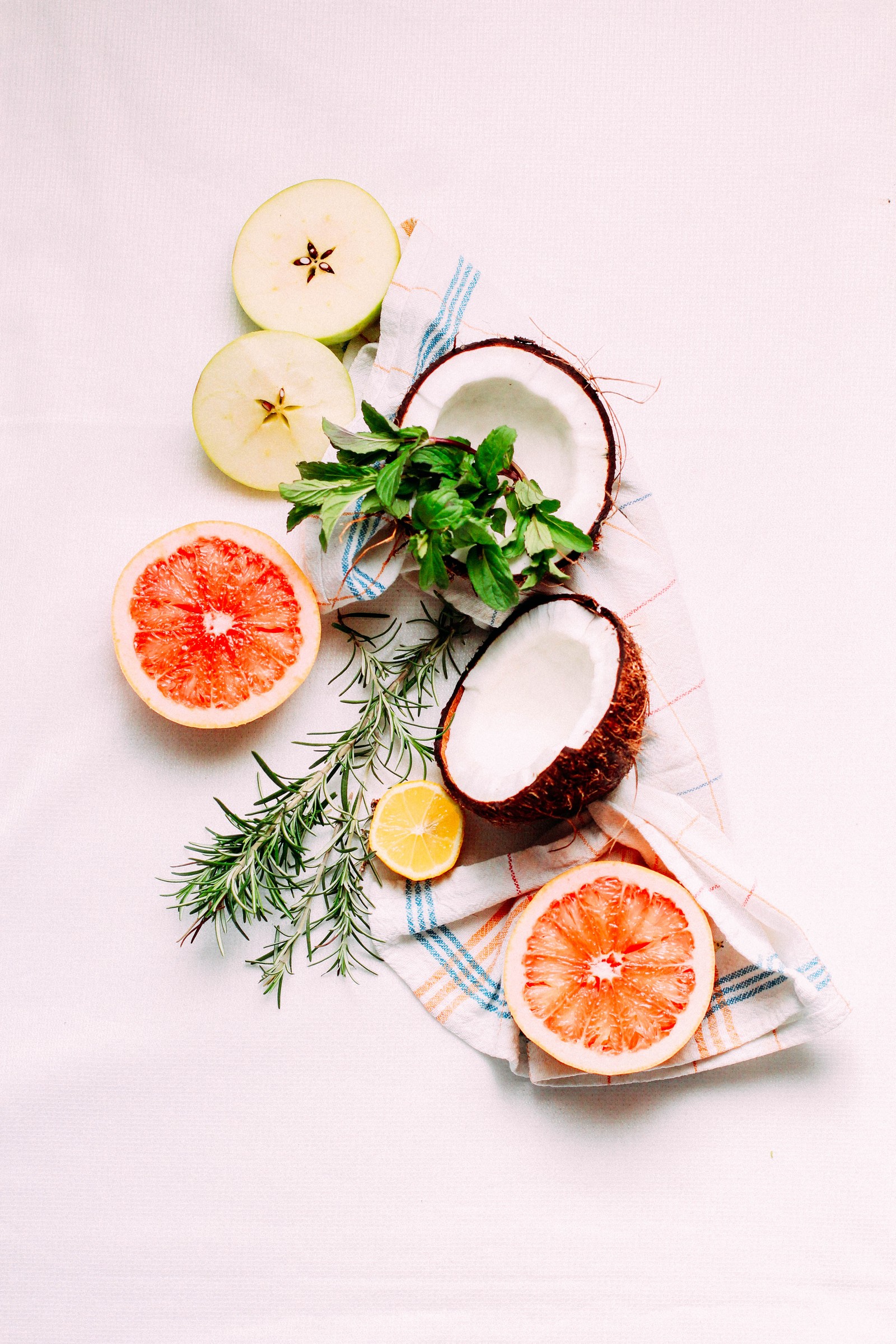 Há um prato de frutas e uma faca em uma mesa (coco, suco, fruta, comida, prato)