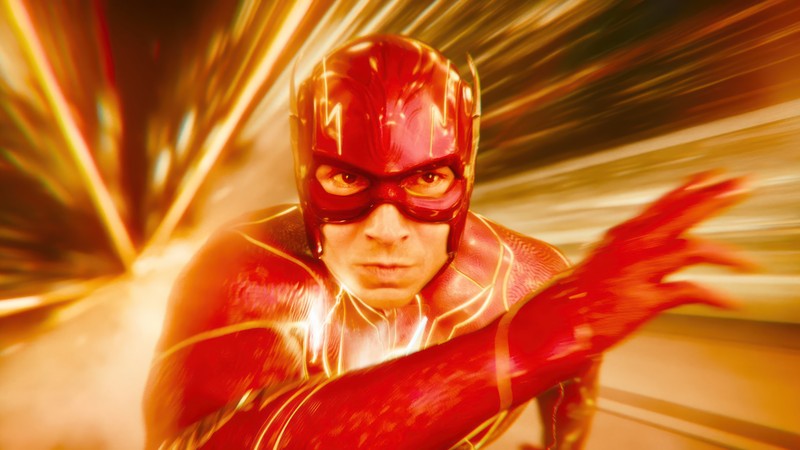 Крупный план мужчины в костюме флэша, бегущего (флэш 2023, the flash 2023, фильм, вспышка)