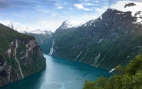 Vista majestosa do fiorde Geiranger com montanhas cobertas de neve e águas glaciares