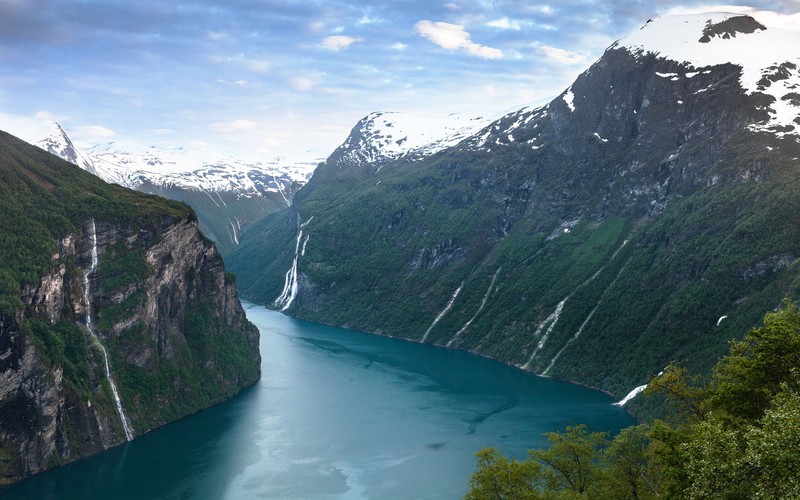 Панорамный вид на большое водоем, окруженное горами (гейрангер, geiranger, фьорд, гора, водные ресурсы)