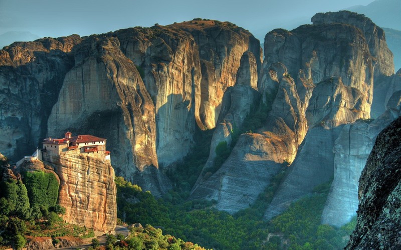 Вид на гору с монастырем на вершине (метеора, meteora, природа, скала, утес)