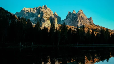 Paysage majestueux des Highlands avec des montagnes ensoleillées et une végétation de mélèze