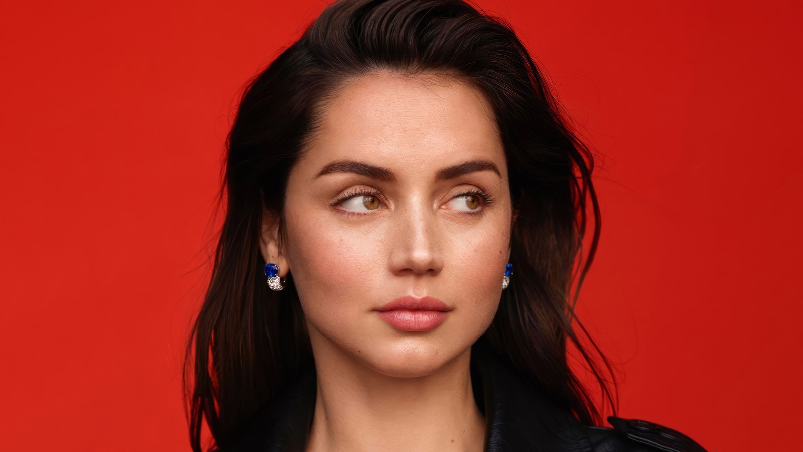 Nahaufnahme einer frau mit einer schwarzen jacke und ohrringen (ana de armas, bild, kube, spanisch, schauspielerin)