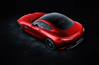 Sleek rouge Mercedes AMG supercar contre un fond sombre