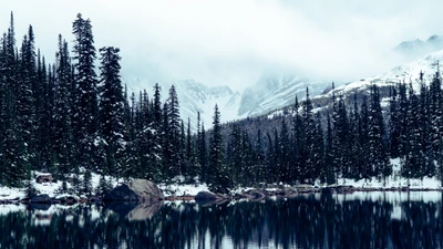 Reflexão de inverno serena no Lago Saint Mary no Parque Nacional Jasper