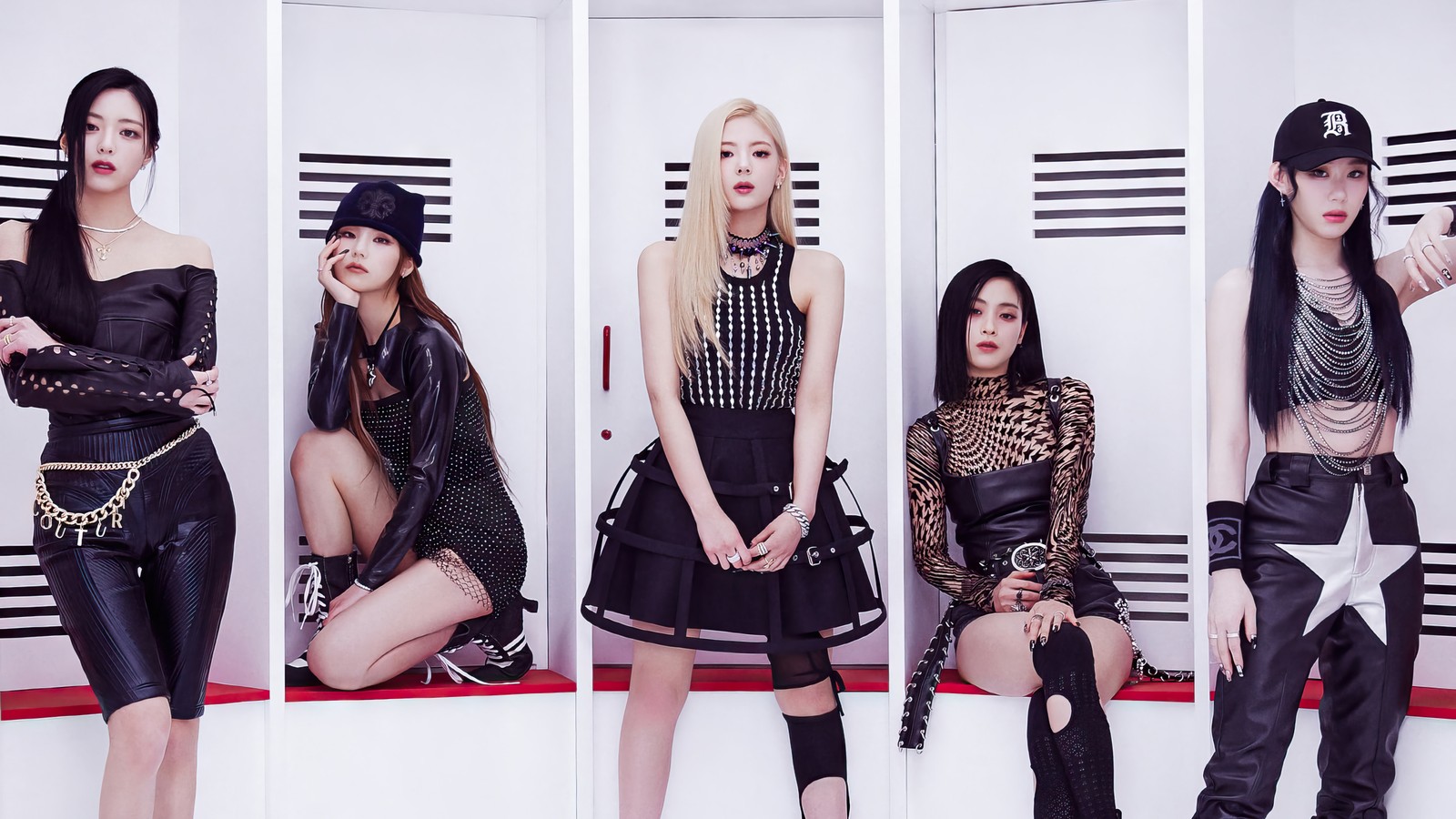 Un grupo de mujeres en trajes negros posando para una foto (itzy, kpop, 있지, grupo coreano de chicas, korean girl group)