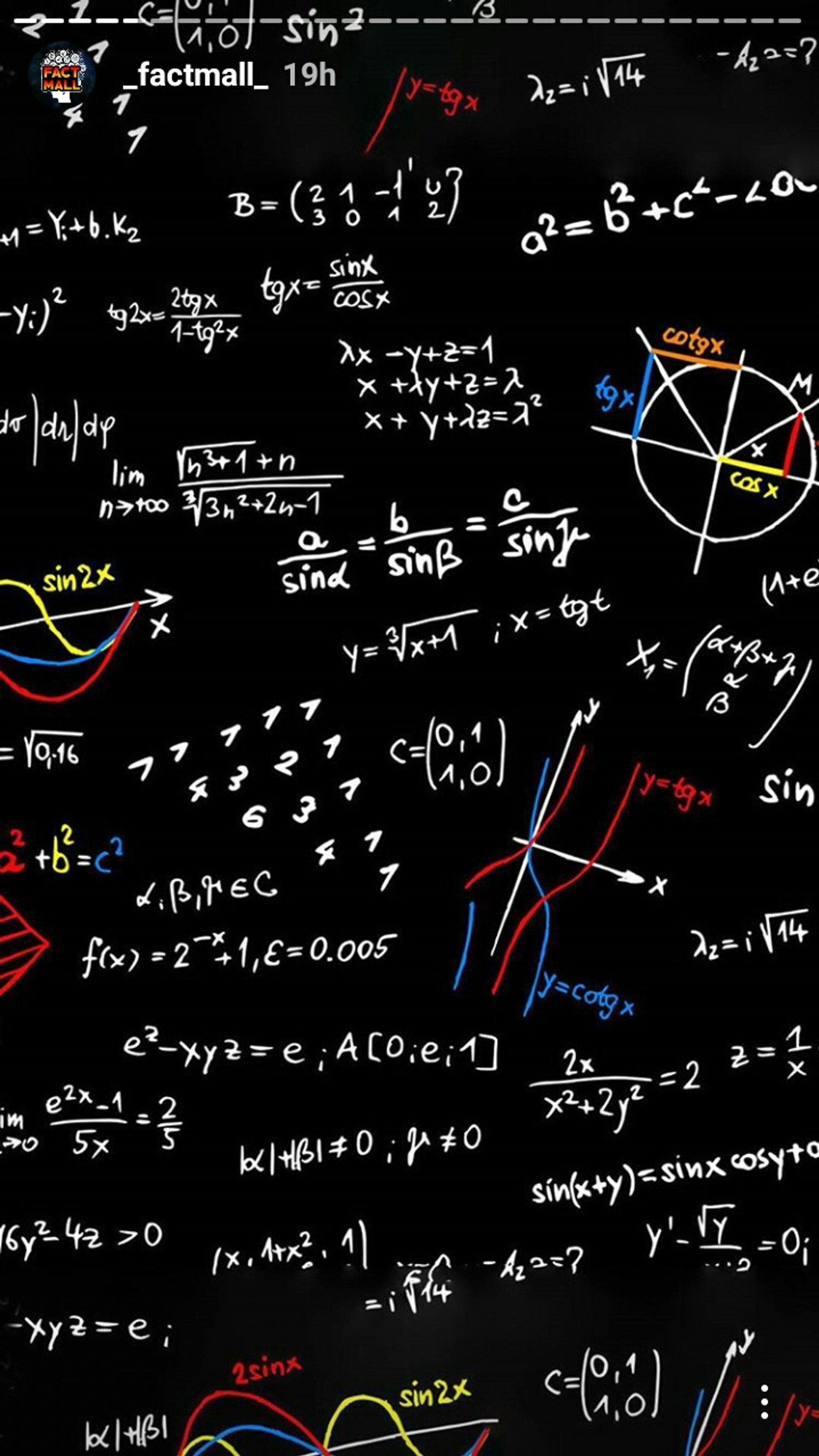 Un gros plan d'un tableau noir avec de nombreux calculs différents. (noir, cos, formules, maths, physique)