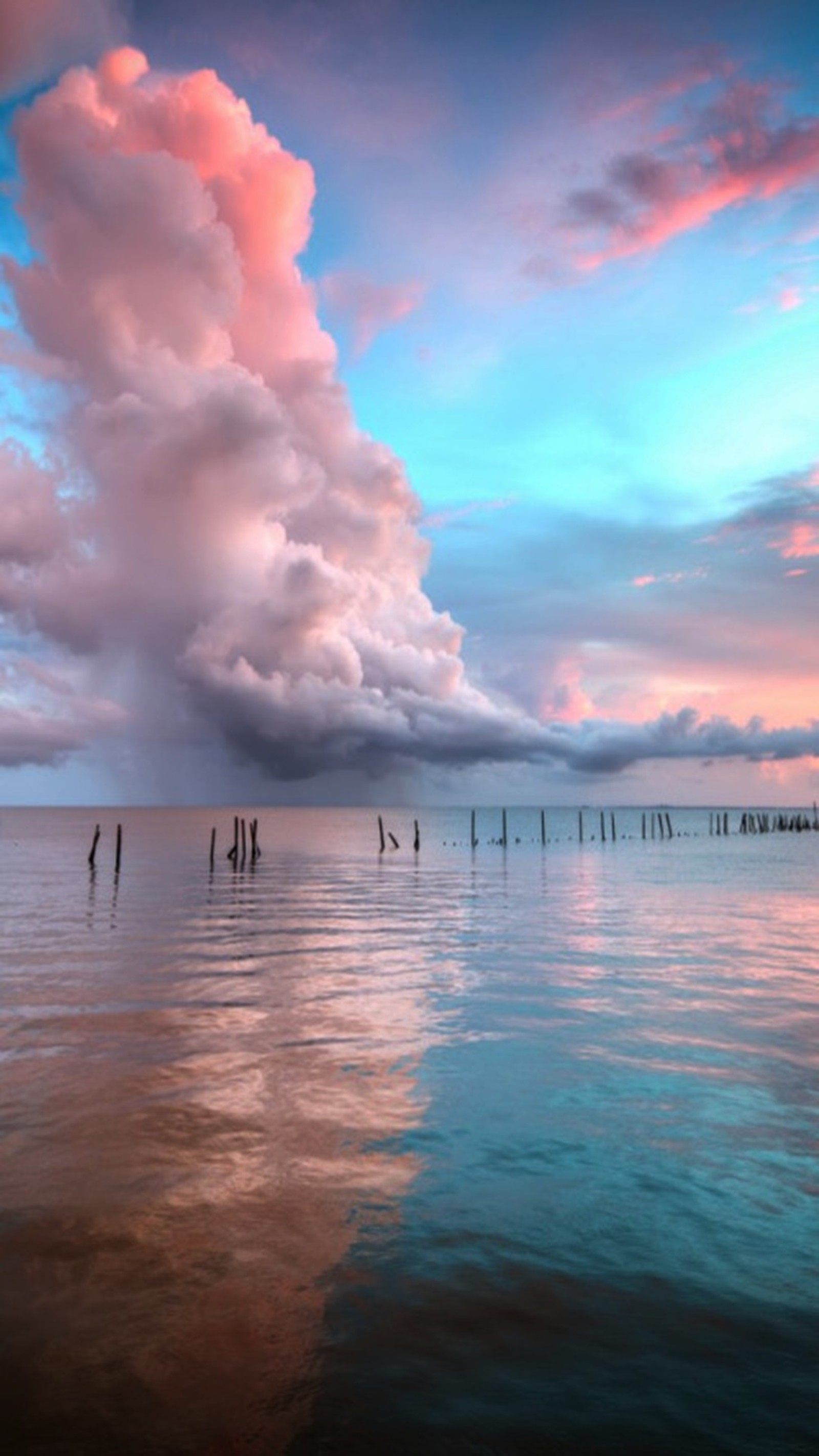 Wolken am himmel über einem gewässer (landschaft, natur)