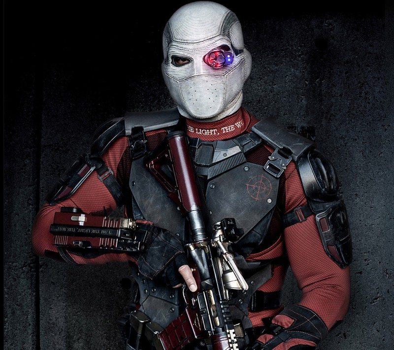 Арабский человек в красном и черном костюме с пистолетом (дедшот, deadshot, отряд, самоубийство)