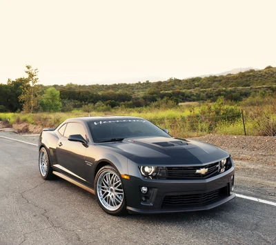 Getunter Chevrolet Camaro auf einer amerikanischen Landschaft